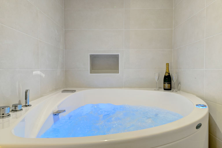 Rénovation de la salle de bain avec installation d'une baignoire Balnéo.