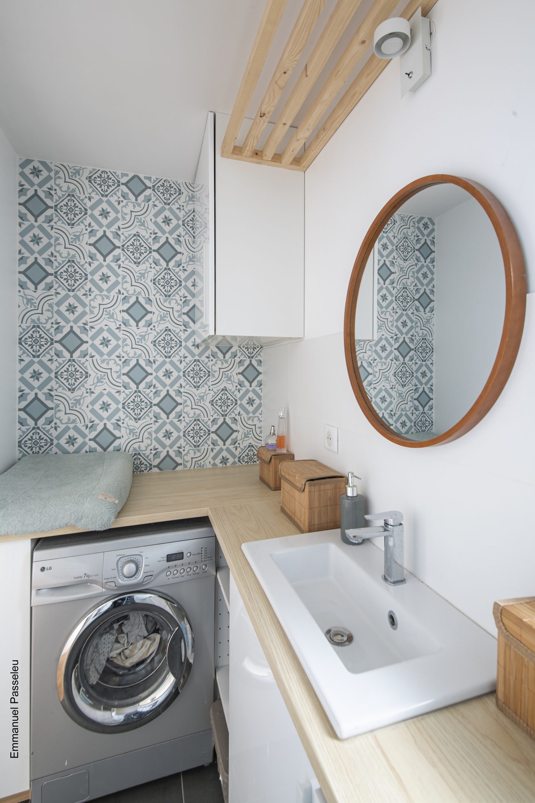 Pose d’un carrelage imitation carreaux de ciment dans cette salle d’eau toulousaine, par Tholus