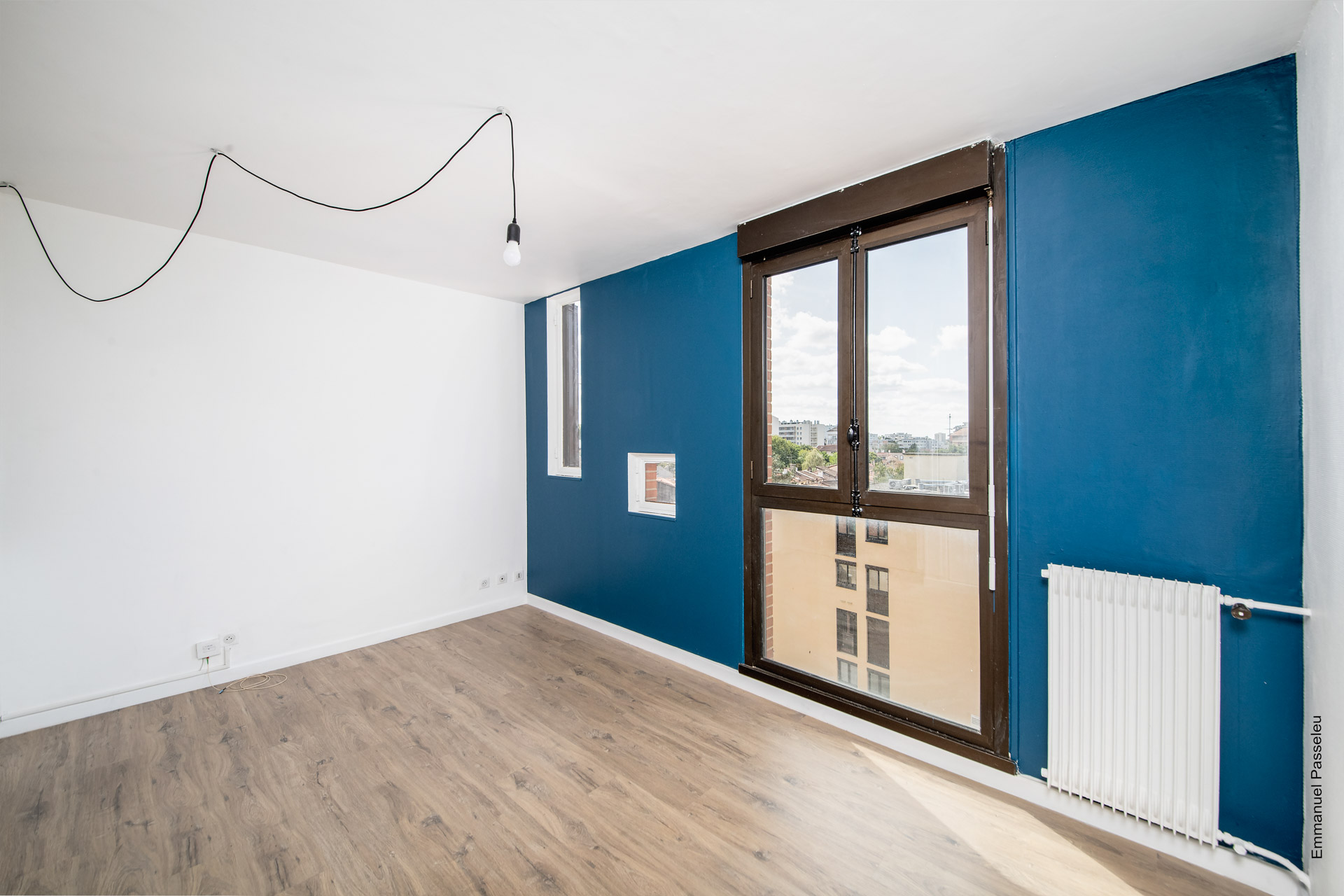 Du bleu au mur de ce petit appartement toulousain et qui habille subtilement l’espace, par Tholus